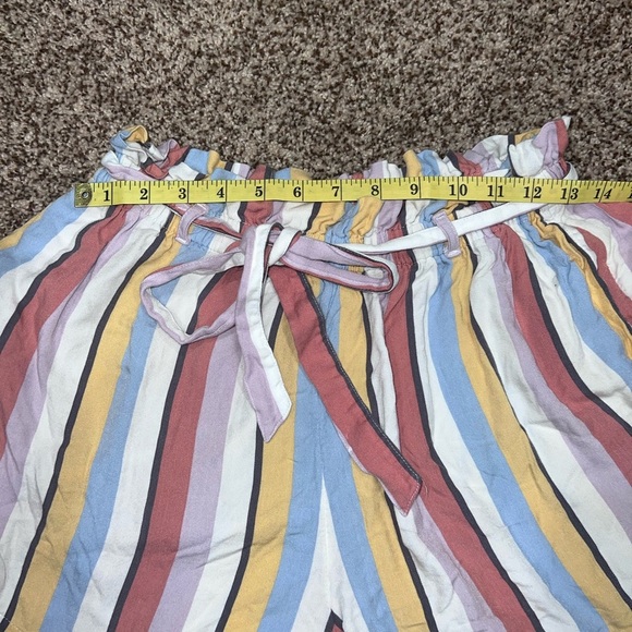 Hollister Shorts with tie belt
Size large - Picture 3 of 4